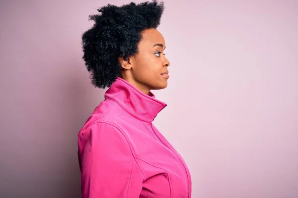 Joven Afroamericana Afro Deportista Con Pelo Rizado Usando Ropa Deportiva —  Fotos de Stock