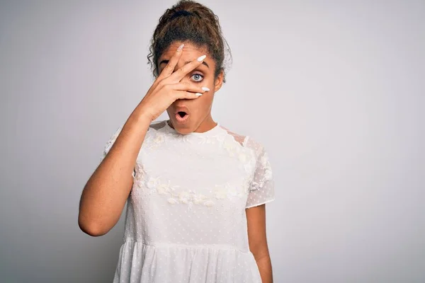 Ung Vacker Afrikansk Amerikansk Flicka Bär Casual Shirt Står Över — Stockfoto