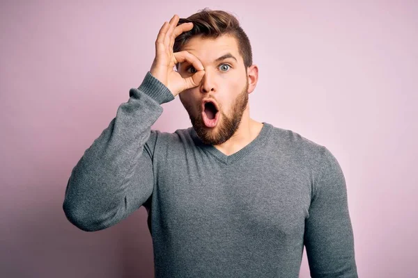 Jovem Homem Loiro Bonito Com Barba Olhos Azuis Vestindo Camisola — Fotografia de Stock