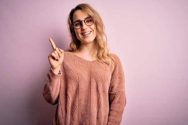 Young Beautiful Blonde Woman Wearing Casual Sweater Glasses Pink Background — Stock Photo, Image