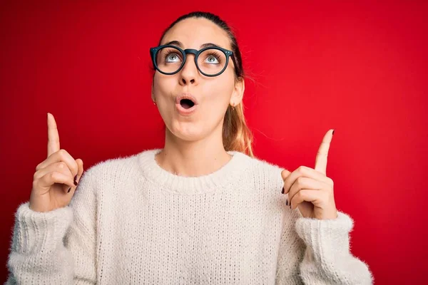 Vacker Blond Kvinna Med Blå Ögon Bär Tröja Och Glasögon — Stockfoto