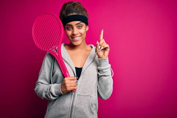 Jonge Afrikaanse Amerikaanse Sportvrouw Tennissen Met Racket Geïsoleerde Roze Achtergrond — Stockfoto