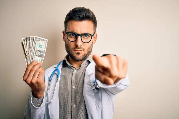 Jovem Médico Segurando Monte Notas Dólar Sobre Fundo Isolado Apontando — Fotografia de Stock