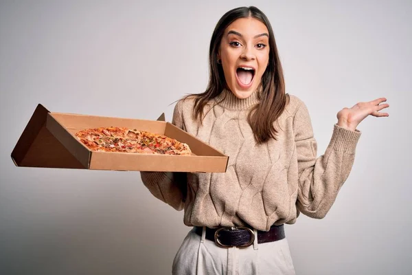 Jovem Bela Morena Segurando Caixa Com Pizza Italiana Sobre Fundo — Fotografia de Stock