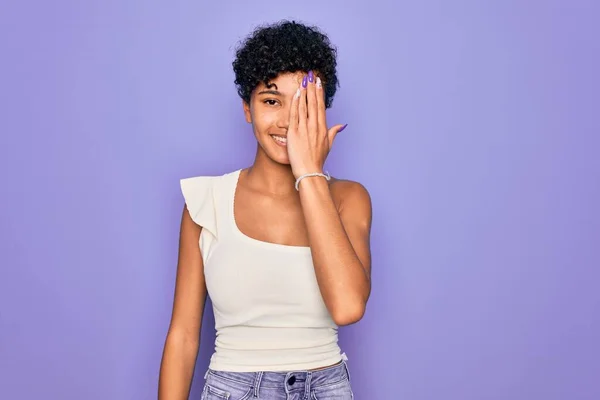 Fiatal Gyönyörű Afro Amerikai Visel Alkalmi Póló Felett Lila Háttér — Stock Fotó