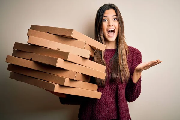 Jovem Menina Bonita Segurando Entrega Italiano Pizza Caixas Sobre Fundo — Fotografia de Stock