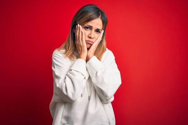 Middelbare Leeftijd Mooie Sportvrouw Dragen Casual Sweatshirt Geïsoleerde Rode Achtergrond — Stockfoto