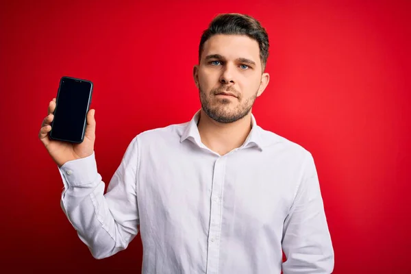 Mavi Gözlü Genç Adamı Kırmızı Arka Planda Akıllı Telefon Ekranı — Stok fotoğraf