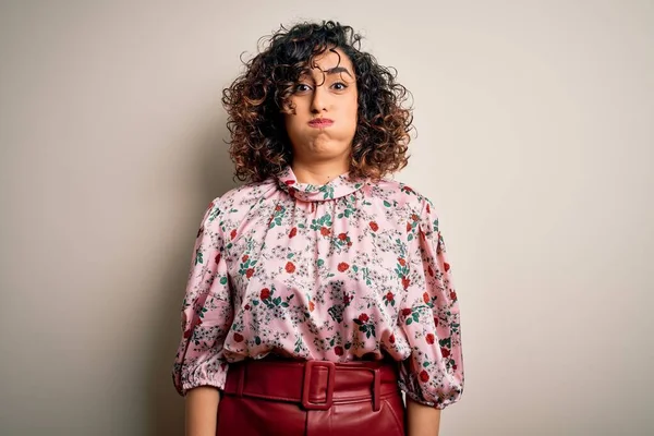 Joven Hermosa Mujer Árabe Rizado Con Camiseta Floral Pie Sobre —  Fotos de Stock