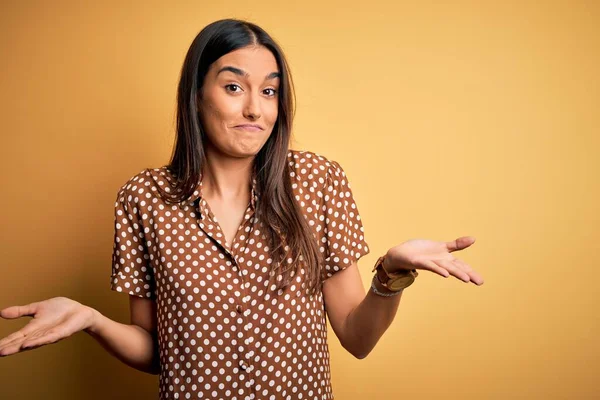 Young Beautiful Brunette Woman Wearing Casual Shirt Isolated Yellow Background — Stock Photo, Image