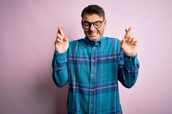 Jeune Bel Homme Portant Chemise Décontractée Lunettes Debout Sur Fond — Photo