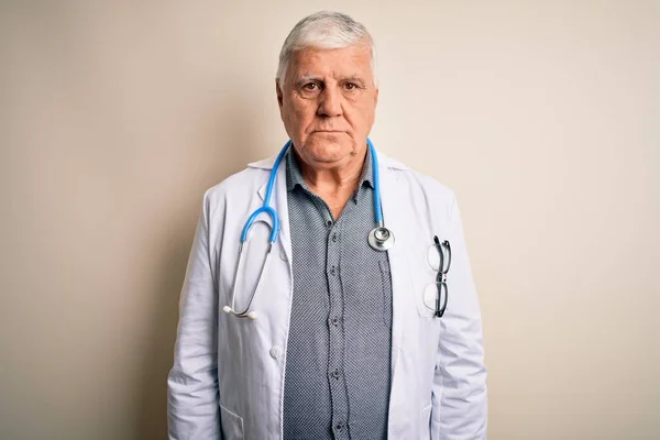 Starszy Przystojny Hoary Lekarz Noszący Płaszcz Stetoskop Białym Tle Depresji — Zdjęcie stockowe