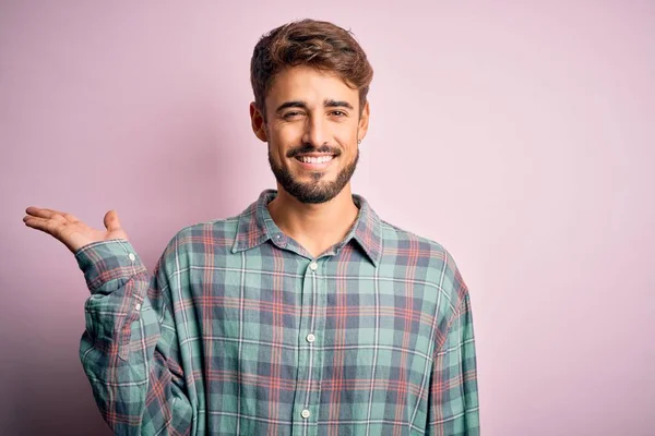 Young Handsome Man Beard Wearing Casual Shirt Standing Pink Background — Stock Photo, Image