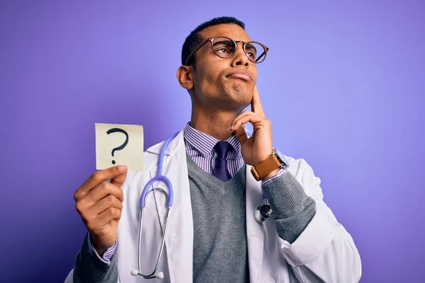 Bonito Homem Médico Afro Americano Vestindo Estetoscópio Segurando Ponto Interrogação — Fotografia de Stock