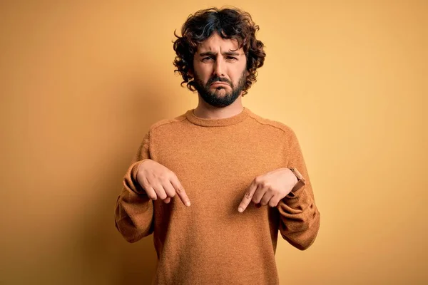 Joven Hombre Guapo Con Barba Usando Suéter Casual Pie Sobre —  Fotos de Stock