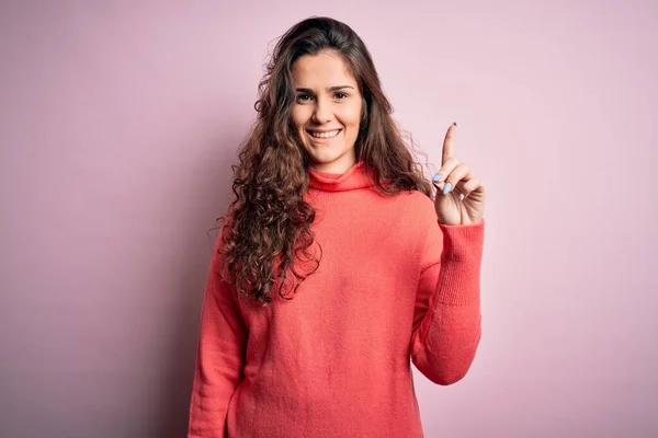 Jonge Mooie Vrouw Met Krullend Haar Dragen Coltrui Roze Achtergrond — Stockfoto