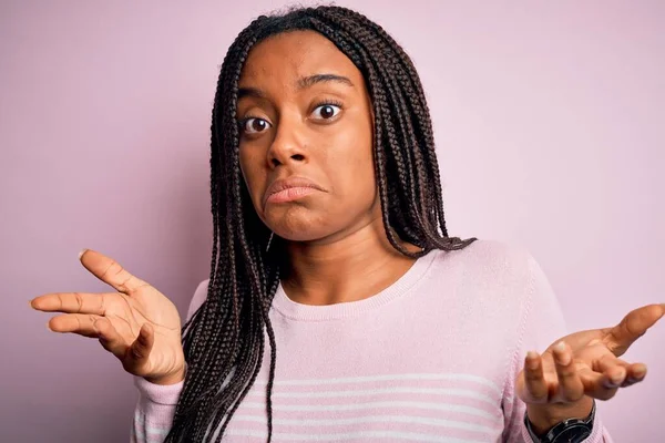 Close Jovem Afro Americana Vestindo Suéter Rosa Sobre Fundo Isolado — Fotografia de Stock