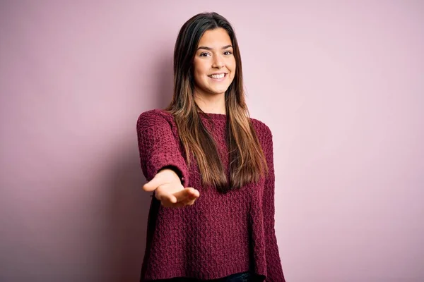 Junge Schöne Mädchen Tragen Lässigen Pullover Über Isolierten Rosa Hintergrund — Stockfoto