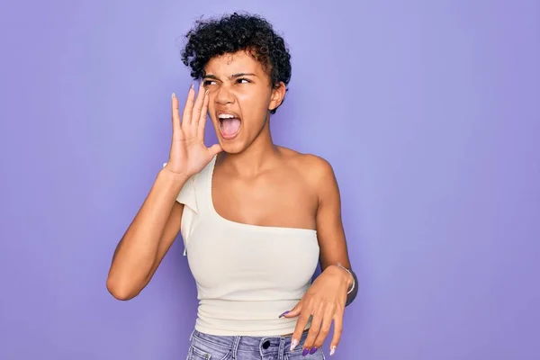 Jonge Mooie Afrikaanse Amerikaanse Afro Vrouw Draagt Casual Shirt Paarse — Stockfoto