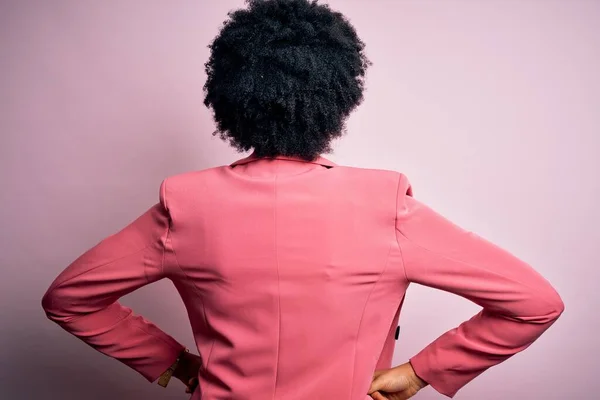 Młoda Piękna Afroamerykanka Afro Businesswoman Kręconymi Włosami Nosząca Różową Kurtkę — Zdjęcie stockowe
