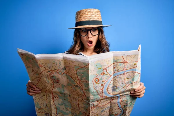Joven Chica Turista Rubia Con Sombrero Mirando Mapa Ciudad Destino — Foto de Stock