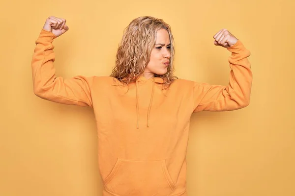 Jonge Mooie Blonde Sportieve Vrouw Draagt Casual Sweatshirt Gele Achtergrond — Stockfoto
