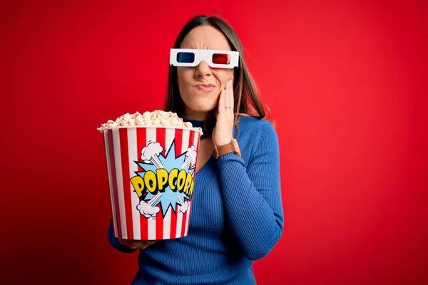 Giovane Donna Bionda Che Indossa Occhiali Mangia Pacchetto Popcorn Guardando — Foto Stock