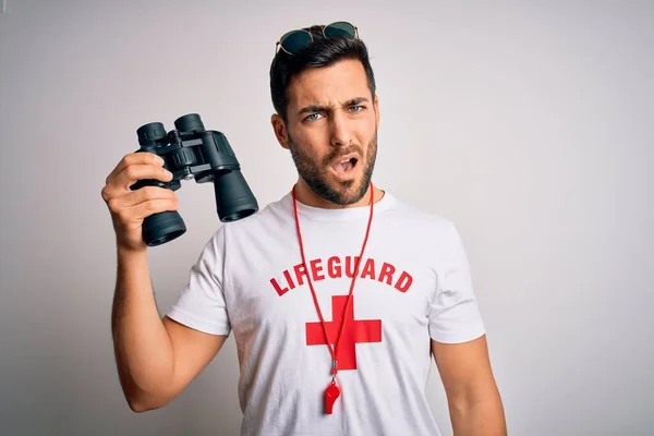 Jovem Nadador Salvador Com Barba Vestindo Camiseta Com Cruz Vermelha — Fotografia de Stock