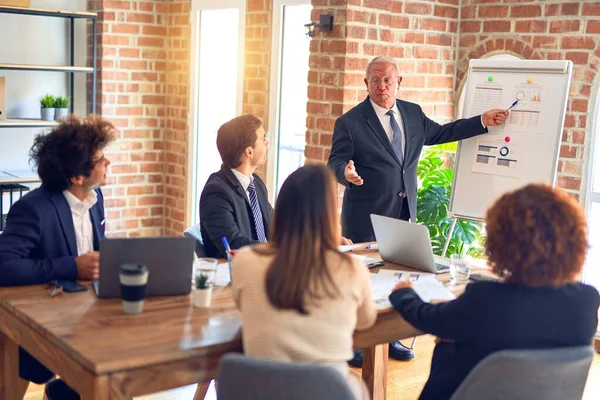 Grupo Trabajadores Negocios Sonriendo Felices Confiados Una Reunión Trabajando Juntos — Foto de Stock