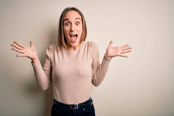 Jovem Mulher Bonita Vestindo Camisola Casual Sobre Fundo Branco Isolado — Fotografia de Stock