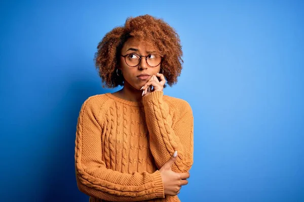 Młoda Piękna Afro Amerykanka Kręconymi Włosami Nosząca Luźny Sweter Ręką — Zdjęcie stockowe