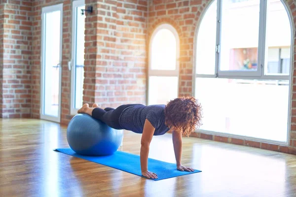 Średniego Wieku Piękna Sportowiec Robi Ćwiczenia Pomocą Piłki Fitness Klasie — Zdjęcie stockowe