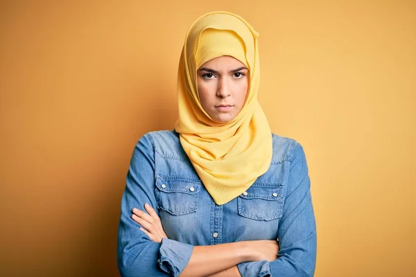 Молода Красива Дівчина Мусульманському Хіджабі Стоїть Над Ізольованим Жовтим Тлом — стокове фото