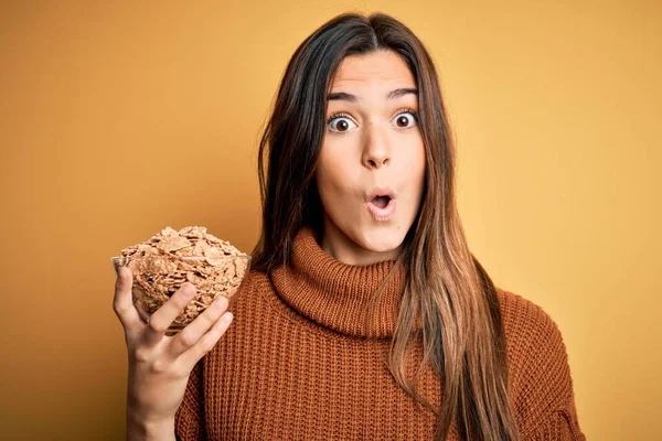 Menina Bonita Jovem Segurando Tigela Cereais Flocos Milho Saudáveis Sobre — Fotografia de Stock