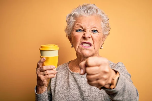 Senior Bela Mulher Bebendo Xícara Café Sobre Fundo Amarelo Isolado — Fotografia de Stock