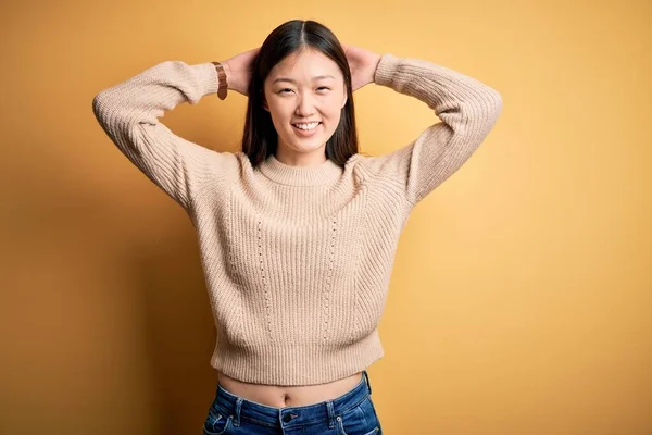 색다른 스웨터를 아름다운 아시아 여인의 머리와 뒤에서 행복하게 미소를 — 스톡 사진