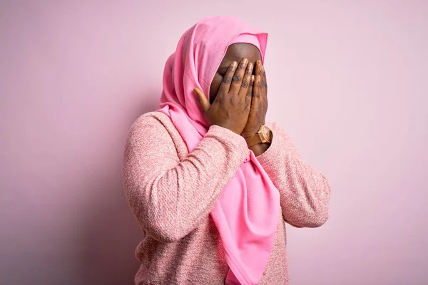 Jeune Femme Afro Américaine Taille Portant Hijab Musulman Sur Fond — Photo