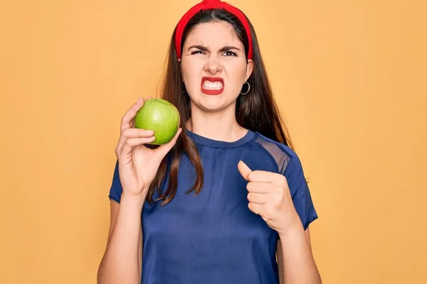 Ung Vacker Flicka Äter Färsk Ekologisk Frisk Grönt Äpple Över — Stockfoto