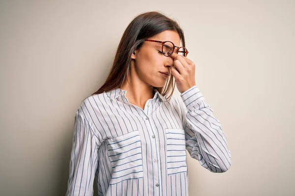 Jonge Mooie Brunette Vrouw Dragen Casual Shirt Bril Witte Achtergrond — Stockfoto