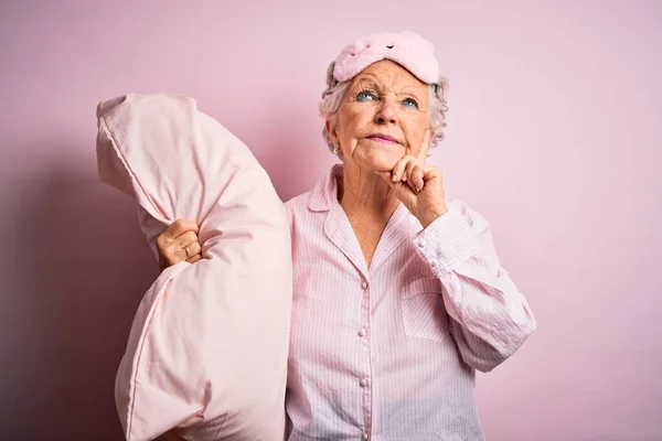 Senior Hermosa Mujer Con Máscara Sueño Sosteniendo Almohada Sobre Fondo — Foto de Stock