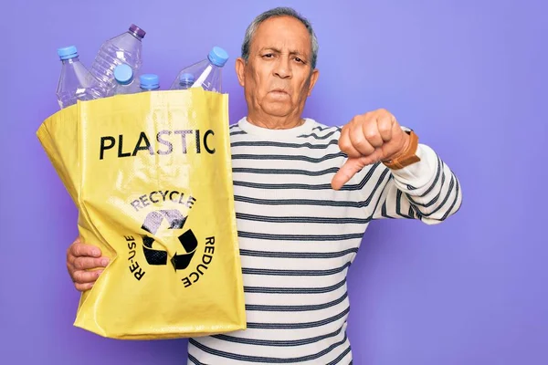 Senior Homem Reciclagem Segurando Saco Com Garrafas Plástico Para Reciclar — Fotografia de Stock