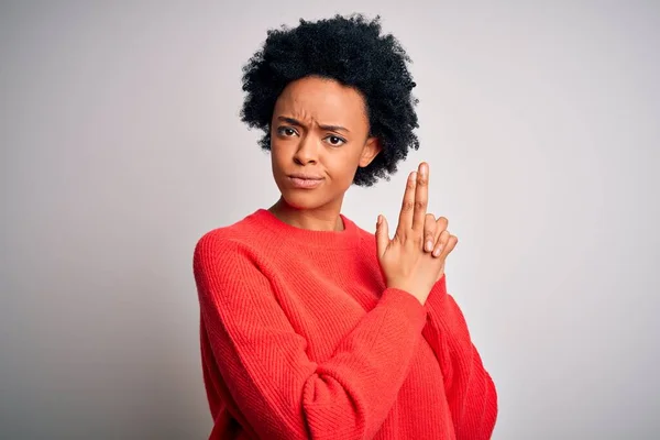 Ung Vacker Afroamerikansk Afro Kvinna Med Lockigt Hår Bär Röd — Stockfoto