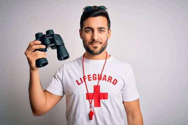 Joven Salvavidas Con Barba Vistiendo Camiseta Con Cruz Roja Gafas —  Fotos de Stock