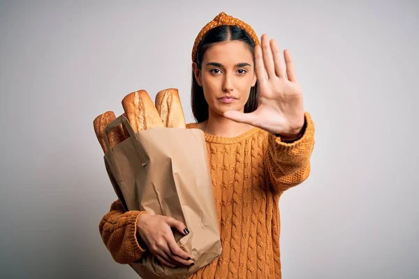 Joven Mujer Morena Hermosa Sosteniendo Bolsa Papel Con Pan Sobre —  Fotos de Stock