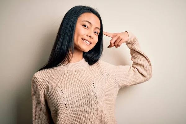 Jovem Mulher Chinesa Bonita Vestindo Camisola Casual Sobre Fundo Branco — Fotografia de Stock