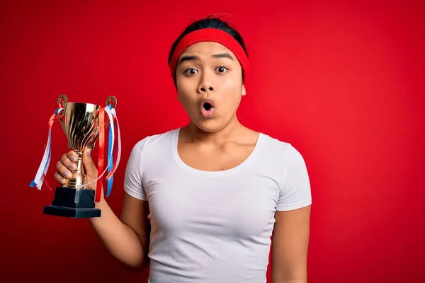 Młody Mistrz Azji Dziewczyna Wygrywając Puchar Puchar Stojąc Odizolowanym Czerwonym — Zdjęcie stockowe