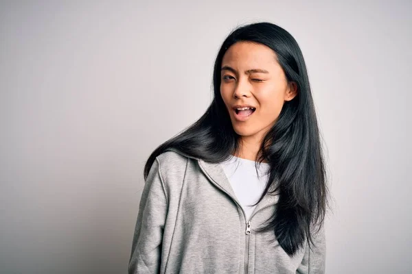 Jonge Mooie Chinese Sportieve Vrouw Dragen Sweatshirt Geïsoleerde Witte Achtergrond — Stockfoto