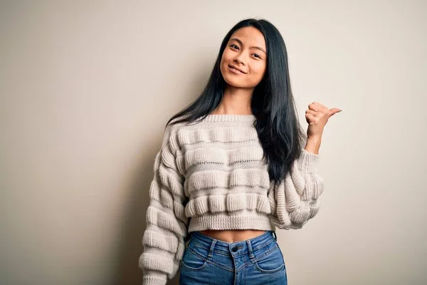 Joven Hermosa Mujer China Con Suéter Casual Sobre Fondo Blanco — Foto de Stock