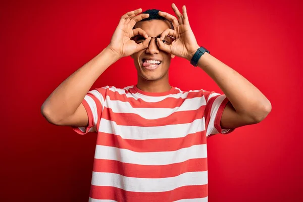 Joven Hombre Afroamericano Guapo Con Camiseta Casual Rayas Gafas Haciendo — Foto de Stock