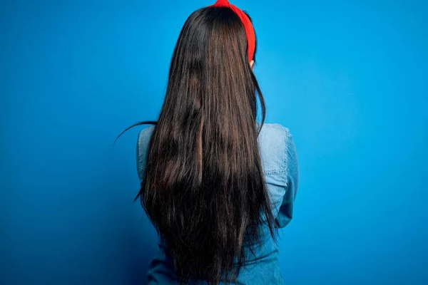 Mujer Morena Joven Con Camisa Vaquera Casual Sobre Fondo Azul —  Fotos de Stock